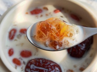 10、桃胶炖牛奶,不要太好喝哈