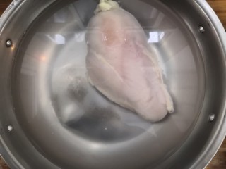 1、手撕鸡胸肉,先把鸡胸肉，浸泡出血水，清洗干净
