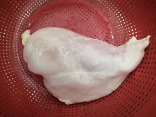 2、手撕鸡胸肉,洗干净的鸡胸肉，捞出，沥干水份备用