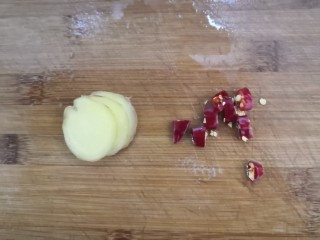 3、手撕鸡胸肉,生姜，洗干净，切成片，小米辣洗干净，切小圈，备用