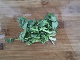 4、手撕鸡胸肉,香菜洗干净，切小段，备用