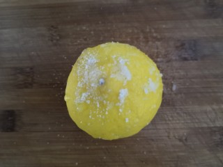 5、手撕鸡胸肉,柠檬洒上盐，搓洗干净