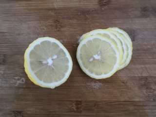 6、手撕鸡胸肉,搓洗干净的柠檬，一半切片