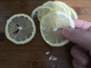 7、手撕鸡胸肉,把柠檬里面的籽，挑出来，柠檬备用