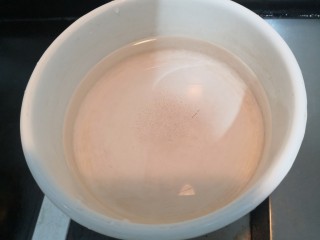 8、手撕鸡胸肉,上锅，加水