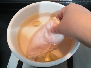 11、手撕鸡胸肉,把鸡胸肉，放入锅中，大火烧煮
