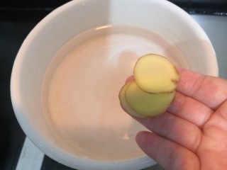 9、手撕鸡胸肉,放入姜片