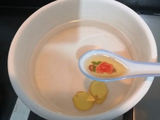 10、手撕鸡胸肉,放入料酒