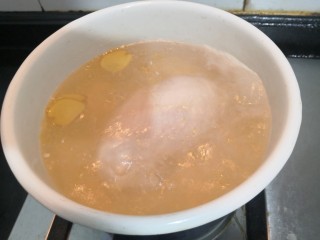 12、手撕鸡胸肉,煮开后，如果有浮沫，用勺子撇去，再煮2分钟，关小火
