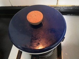 13、手撕鸡胸肉,小火焖5分钟，关火，用余温把鸡胸肉，彻底焖熟