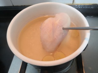 14、手撕鸡胸肉,用筷子，轻松插入鸡胸肉，里面无血水和红色肉，即可捞出