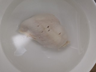 15、手撕鸡胸肉,捞出的鸡胸肉，放冰水中过凉