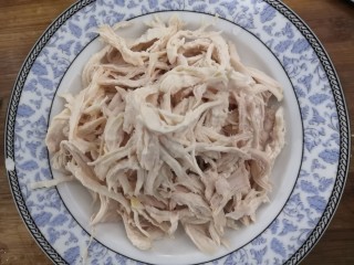 16、手撕鸡胸肉,鸡胸肉过凉后，捞出，撕成小条，撕的过程中，把筋膜去掉