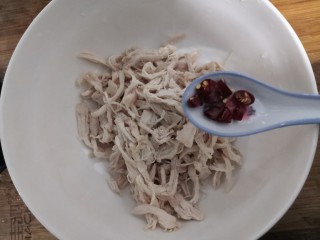 18、手撕鸡胸肉,加入小米辣
