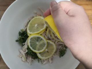 21、手撕鸡胸肉,挤入，半个柠檬汁