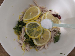 22、手撕鸡胸肉,加入盐