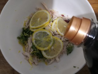 23、手撕鸡胸肉,加入生抽