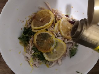 24、手撕鸡胸肉,加入亚麻籽油