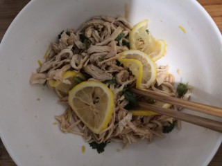 26、手撕鸡胸肉,用筷子，搅拌均匀