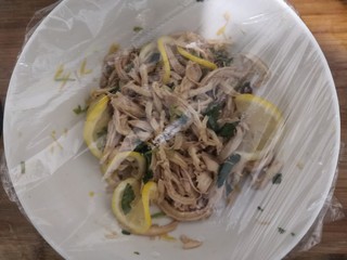 27、手撕鸡胸肉,搅拌好后，包好保鲜膜，冷藏腌制半小时