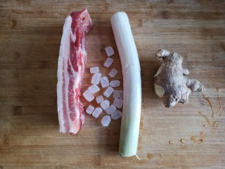 1、东坡肉,准备食材。买一块肥瘦相间的带皮猪五花，一定不要为了“少油”而买过瘦的肉，没有肥肉的东坡肉是没有灵魂的。只要做得好，保证你爱上那一口酥烂的肥肉。