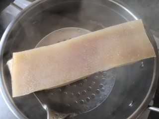 3、东坡肉,捞出来沥水控干。切成边长约5厘米的正方形的大肉块。（注意顺序，是先煮后切）。