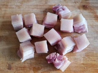 4、东坡肉,切成边长约5厘米的正方形的大肉块。（注意顺序，是先煮后切）。