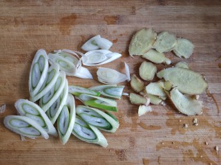 6、东坡肉,大葱斜刀切段，姜切片备用。