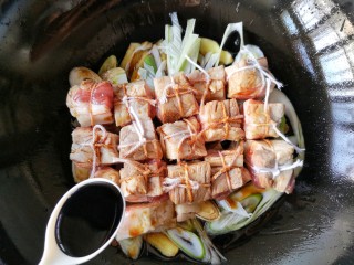 10、东坡肉,加味极鲜酱油，老抽酱油。