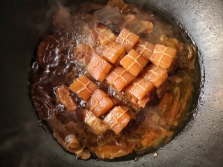 13、东坡肉,经过1个小时炖煮肉皮上色后打开锅盖子，香味已经飘出来了，将肉翻个，把肉皮朝上，继续炖煮30-40分钟。这道东坡肉就做好了。