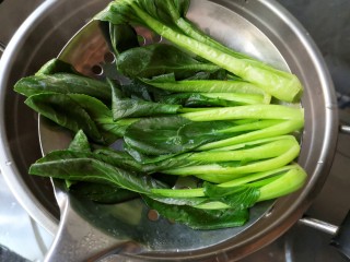 14、东坡肉,菜心洗净焯水后摆在东坡肉周围。