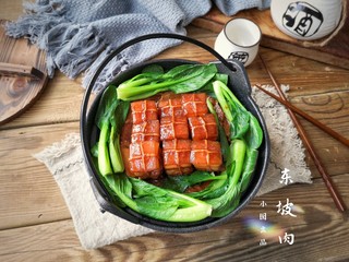15、东坡肉,看看这码得整整齐齐的麻将块儿，红得透亮，色如玛瑙，夹起一块尝尝，软而不烂，肥而不腻。