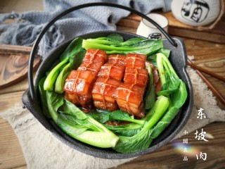 16、东坡肉,这是一道需要耐心的菜，经历了煮、焖、肉质已经酥烂，酒香彻底融合进了肉香，是只有耐心的人才能品尝到的生活的滋味。
