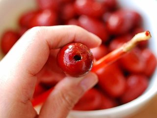 1、蜂蜜红枣蜜-美容养颜圣品,将红枣洗净,用吸管去除小核