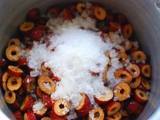 5、蜂蜜红枣蜜-美容养颜圣品,撒入冰糖