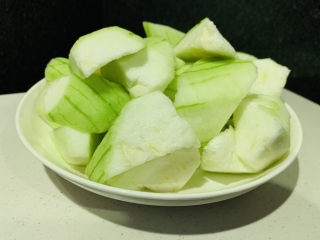 3、丝瓜炒鸡蛋,切块