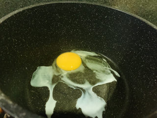 5、丝瓜炒鸡蛋,锅加食用油，热锅，打入鸡蛋