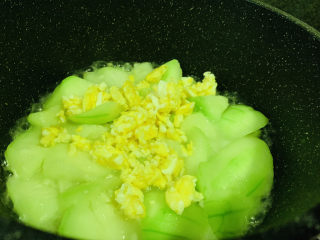 12、丝瓜炒鸡蛋,加入鸡蛋