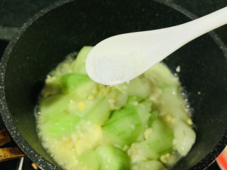 13、丝瓜炒鸡蛋,加少许盐