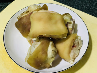 1、东坡肘子,烧一锅热水，加姜片和料酒，猪肘子焯水待用