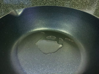 2、东坡肘子,锅加食用油