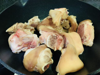 3、东坡肘子,热锅，加入猪肘子