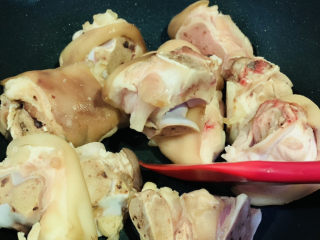 4、东坡肘子,将猪肘子翻炒香