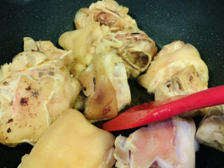 6、东坡肘子,继续炝炒猪肘子