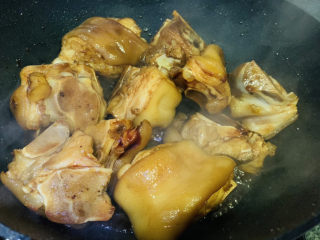 10、东坡肘子,翻炒均匀调料