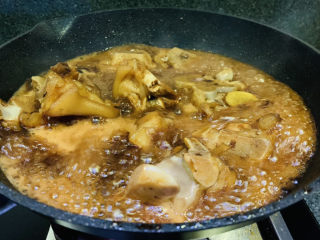 13、东坡肘子,大火煮开