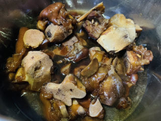 14、东坡肘子,盛入高压锅，中小火压20分钟