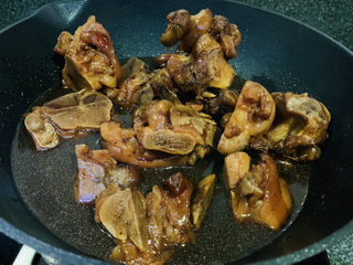 15、东坡肘子,再倒入锅里