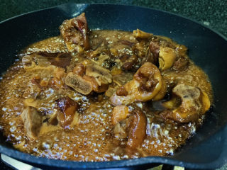 16、东坡肘子,大火收汁