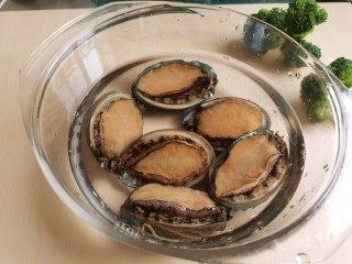 1、鲍鱼捞饭,准备所需食材。